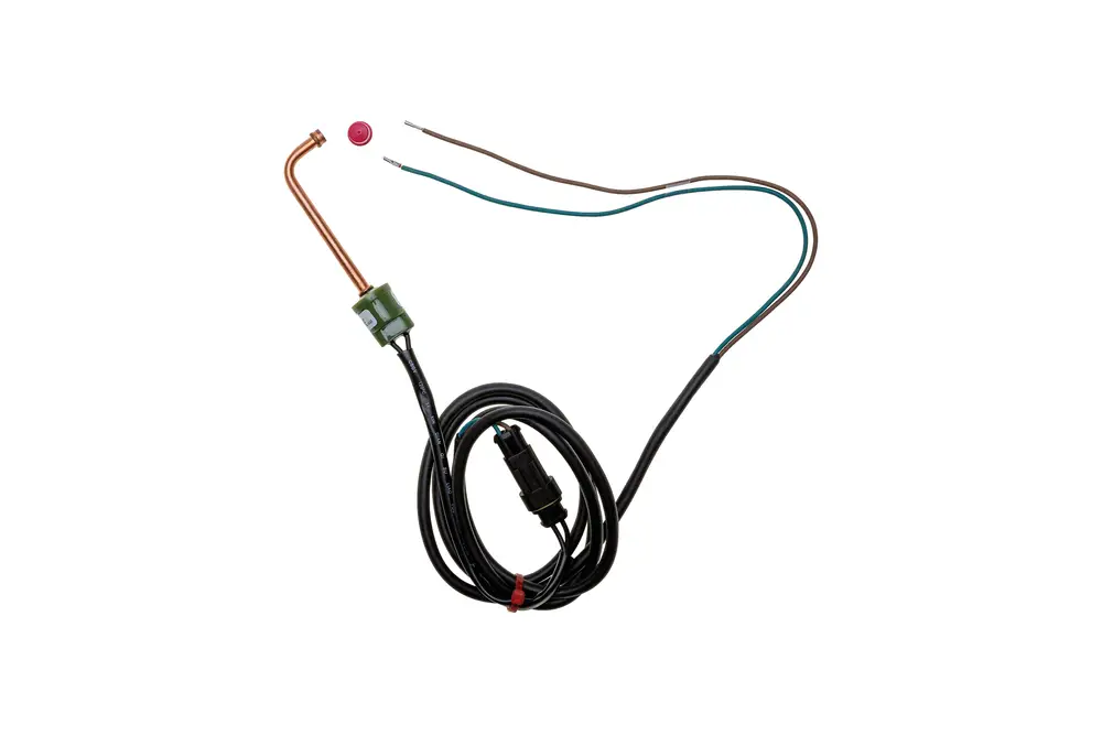 Hochdruckschalter von Brötje mit einem Kupferrohr und mehreren elektrischen Leitungen. Komponenten sind in schwarzem und grünem Kabel verwickelt.