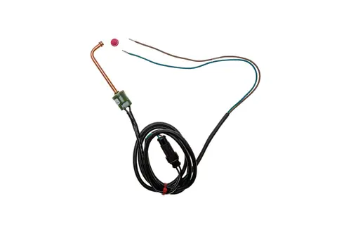 Hochdruckschalter von Brötje mit einem Kupferrohr und mehreren elektrischen Leitungen. Komponenten sind in schwarzem und grünem Kabel verwickelt.