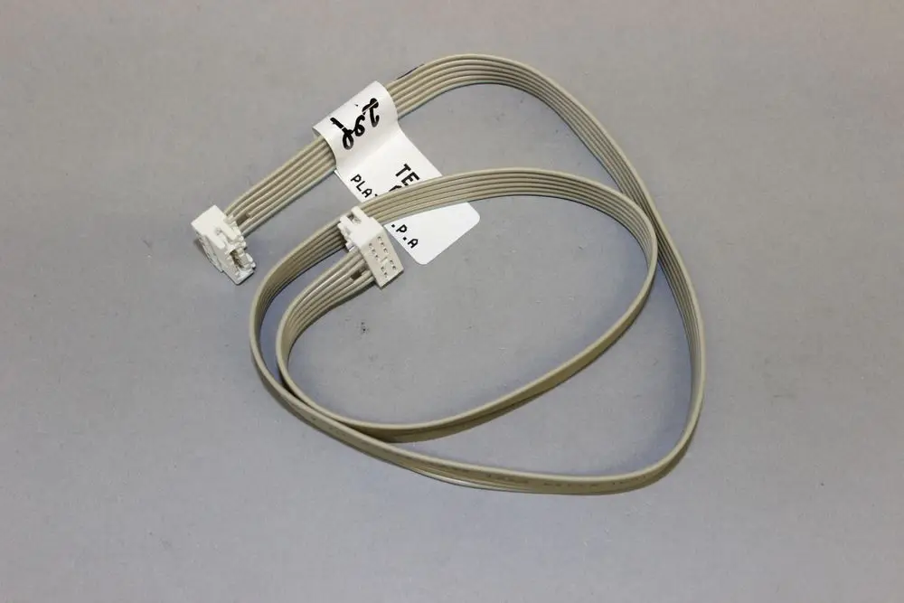 Brötje Kabel mit zwei Steckverbindern, bestehend aus mehreren Leitungen zur Verbindung von Komponenten. Farblich beiges Kabel mit beschrifteten Anschlüssen.