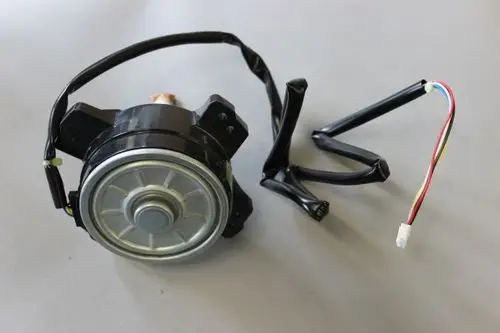 Brötje Gebläsemotor mit einem rotierenden Rotor und Kabelanschlüssen, geeignet für die Beheizung oder Belüftung in Heizsystemen.