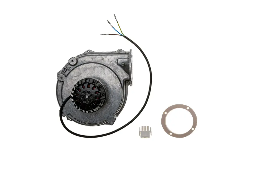 Radialgebläse von Brötje mit einem Metallgehäuse und Kabelanschlüssen. Neben dem Gebläse sind ein Montageflansch und ein elektrischer Stecker abgebildet.
