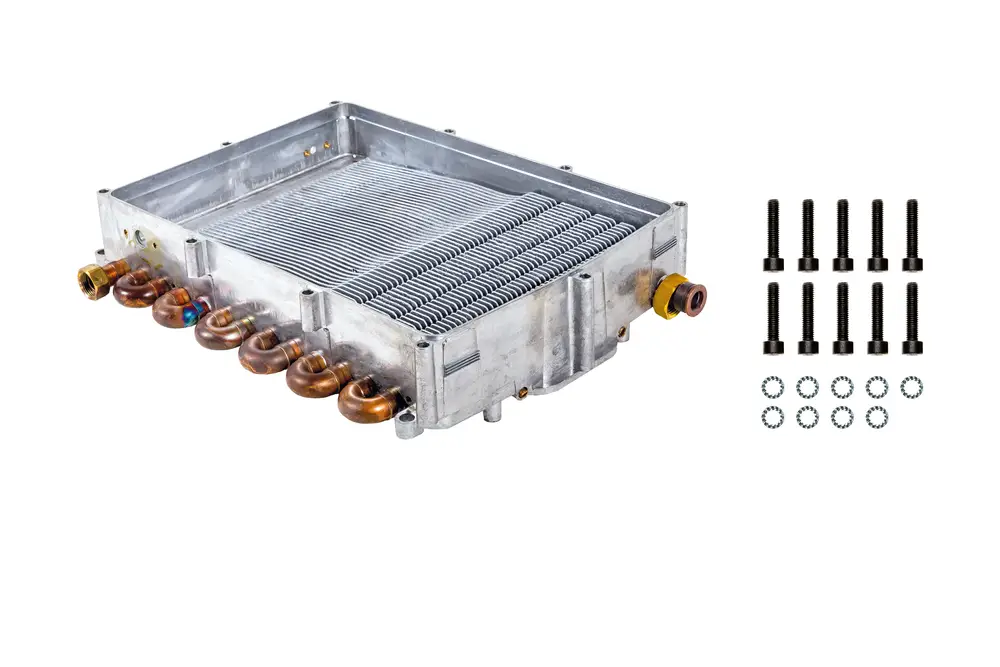 Brötje Wärmetauscher mit olivenförmigen Kupferrohren, flachem Aluminiumwechselrichter, Schrauben und Unterlegscheiben zur Befestigung.