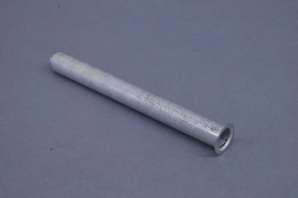 Metallrohr von Brötje, cylindrical shape, mit einer Öffnung an einem Ende. Auf grauem Hintergrund liegend.