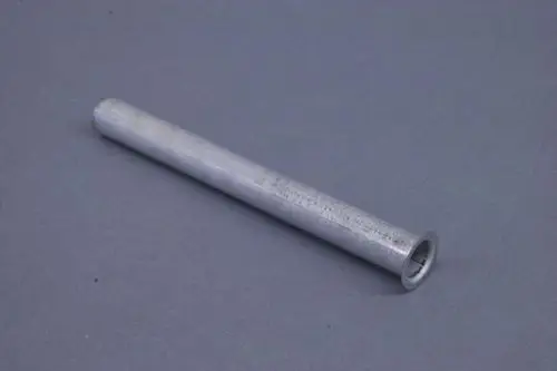 Metallrohr von Brötje, cylindrical shape, mit einer Öffnung an einem Ende. Auf grauem Hintergrund liegend.