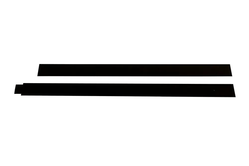 Schwarze Abdeckleisten von Brötje, zwei flache, rechteckige Elemente in unterschiedlicher Länge, auf weißem Hintergrund.