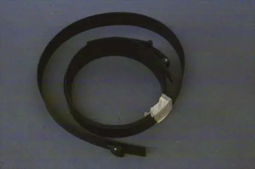 Schwarzer Spannring von Brötje, in kreisförmiger Form gewunden, mit zwei Halterungen und einem Stück Tape zur Fixierung.