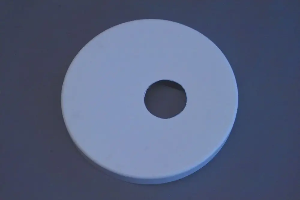 Weißer, runder Deckel mit mittigem Loch. Die Oberfläche wirkt glatt und die Kanten sind abgerundet. Produkt könnte Teil eines Brötje Systems sein.