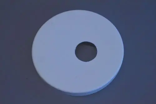 Weißer, runder Deckel mit mittigem Loch. Die Oberfläche wirkt glatt und die Kanten sind abgerundet. Produkt könnte Teil eines Brötje Systems sein.