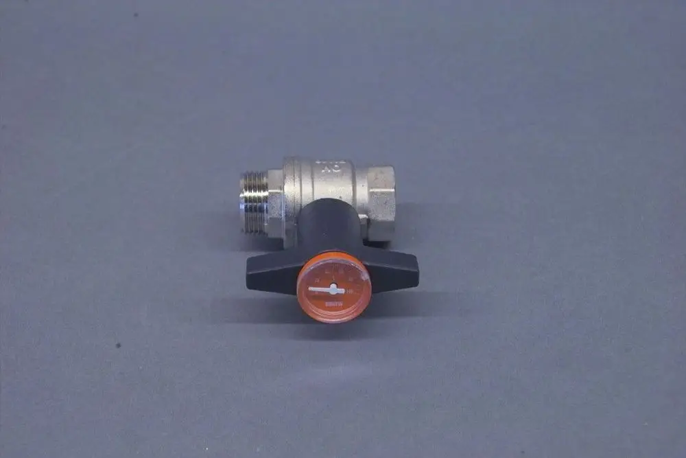 Brötje Kugelhahn mit integrierter Messuhr und schwarzem Griff. Verbindungsstück mit Gewinde auf der linken Seite, Metalloberfläche.