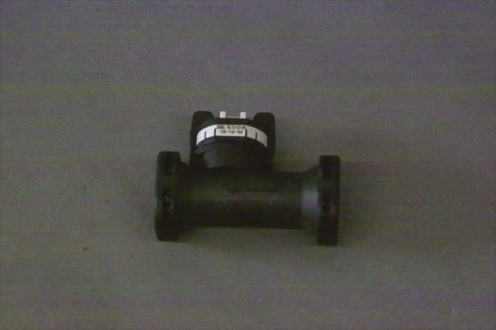 Brötje Durchflusssensor in kompaktem Design mit Anschlussmöglichkeiten. Die Oberseite zeigt Kontakte und eine verkabelbare Schnittstelle.