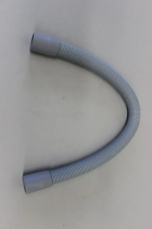 Graues, flexibles Rohr mit gerillter Oberfläche und zwei Endstücken. Es könnte sich um ein Kondensatrohr von Brötje handeln.