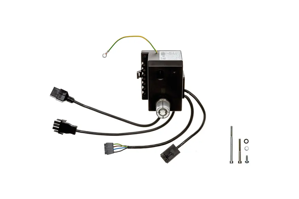 Brötje Steuergerät mit mehreren Kabeln und Steckverbindern, einem Stecker und Montagezubehör, in einer neutralen Umgebung.