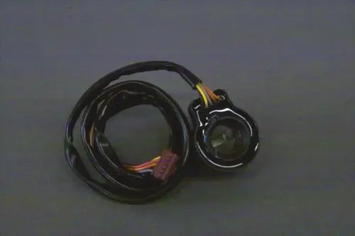 Schwarzes Kabel mit Stecker und mehreren bunten Drähten, verwendet für die Steuerung von Brötje-Geräten, möglicherweise für ein Magnetventil.