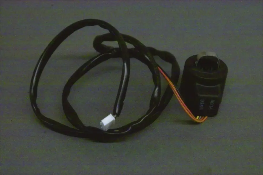 Brötje Magnetventil mit angeschlossenem Kabel und Stecker, auf grauem Hintergrund. Der Stecker hat mehrere Drähte in verschiedenen Farben.
