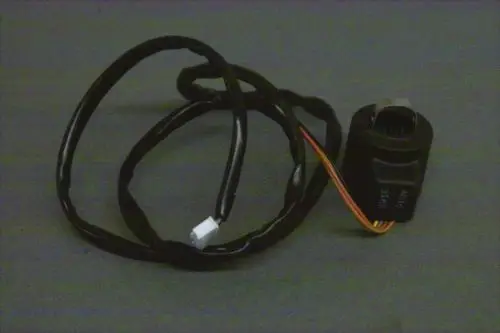 Brötje Magnetventil mit angeschlossenem Kabel und Stecker, auf grauem Hintergrund. Der Stecker hat mehrere Drähte in verschiedenen Farben.
