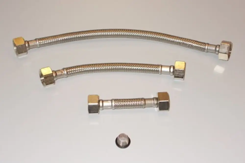 Brötje Schlauchset mit mehreren flexiblen Metallleitungen und Anschlussstücken, geeignet für Heizungsinstallationen oder ähnliche Anwendungen.