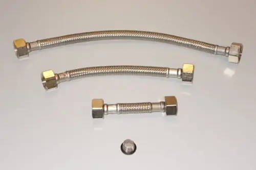 Brötje Schlauchset mit mehreren flexiblen Metallleitungen und Anschlussstücken, geeignet für Heizungsinstallationen oder ähnliche Anwendungen.