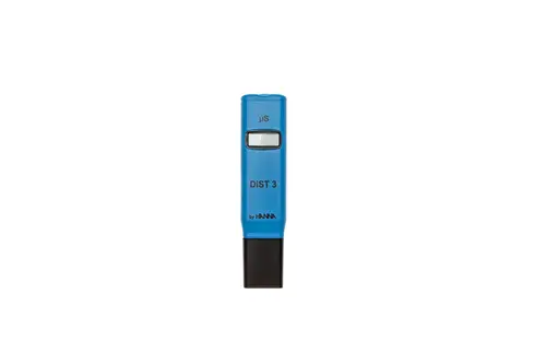 Die Abbildung zeigt ein blaues Messgerät zur elektrischen Leitfähigkeit, auf dem "by Brötje" und "DiST 3" sowie die Einheit µS zu sehen sind.