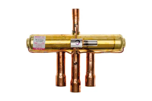 Brötje 4-Wegeventil mit kupfernen Anschlussrohren und einem goldenen Zylinder. An der Seite befindet sich ein Etikett mit technischen Informationen.