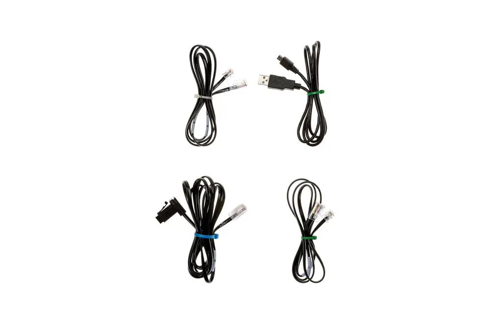 Zwei Sätze von Kabeln, die in schwarzem Material gehalten sind. Oben USB- und Netzwerkkabel, darunter weitere Netzwerkkabel und ein Anschlussstecker. Markenname "Brötje" nicht direkt sichtbar.
