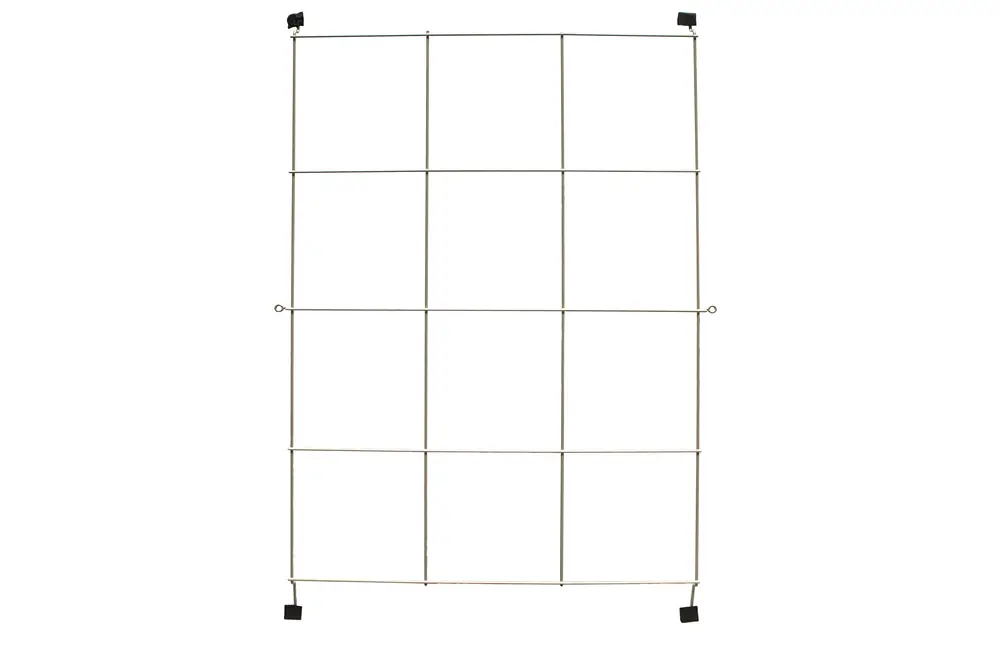 Gitterstruktur aus Metall mit mehreren horizontalen und vertikalen Streben, geeignet als Rückwand oder Abdeckung, für Brötje Produkte.