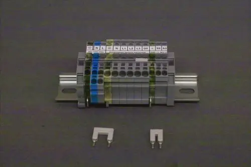 Brötje Anschlussklemmen montiert, bestehend aus einem Steckerblock mit verschiedenen Anschlussmöglichkeiten und zwei separaten Klemmen, auf einem neutralen Untergrund.