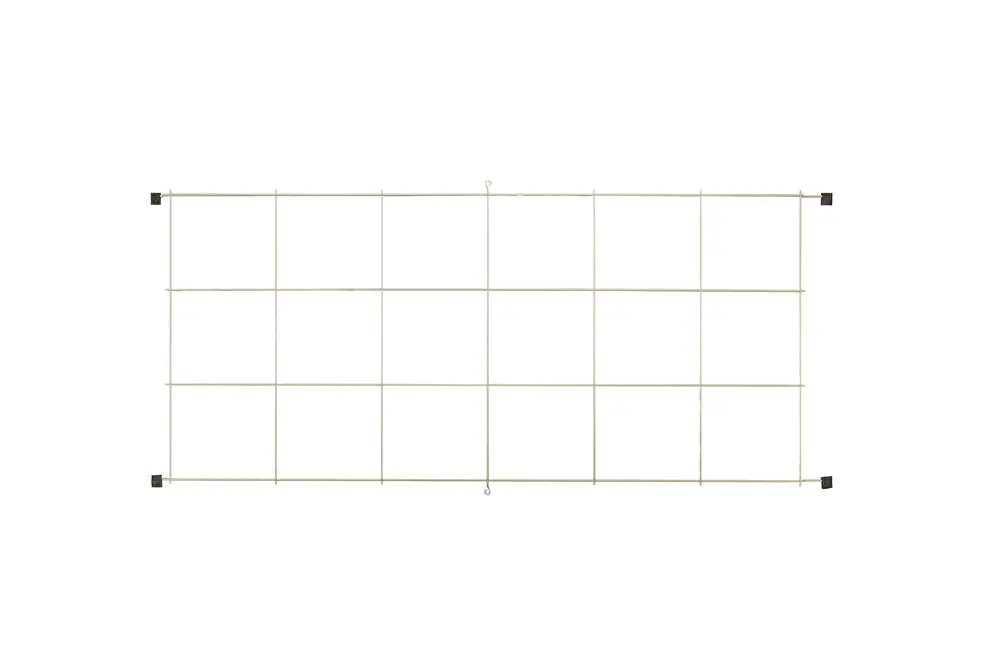 Brötje Abdeckblech in rechteckiger Form, unterteilt in gleichmäßige Felder, an den Ecken mit schwarzen Halterungen befestigt. Präsentiert auf neutralem Hintergrund.
