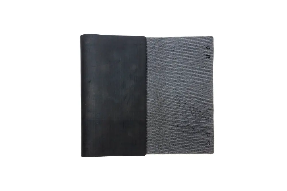 Brötje Schallschutzmatte in Schwarz und Grau, faltbar mit einer glatten und einer strukturierten Oberfläche, geeignet zur Schallisolierung.