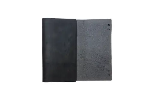 Brötje Schallschutzmatte in Schwarz und Grau, faltbar mit einer glatten und einer strukturierten Oberfläche, geeignet zur Schallisolierung.