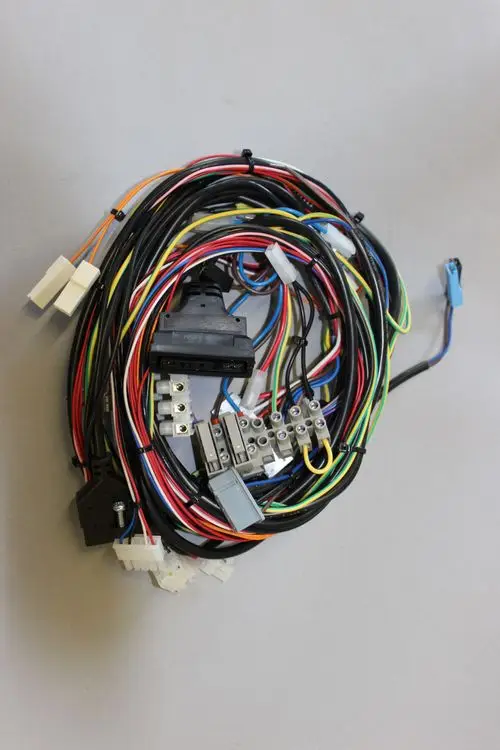 Kabelbaum mit mehreren farbigen Drähten und Steckverbindern, verwendet in Heizsystemen. Kompatibel mit Brötje-Produkten, um elektrische Verbindungen herzustellen.