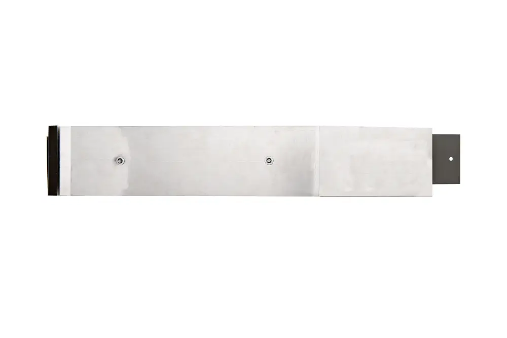 Gerader Metallverbinder von Brötje in silberner Farbe, mit zwei Schraubenlöchern und einem schwarzen Element an einem Ende.