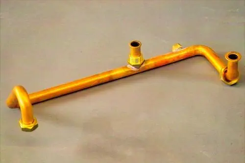 Rücklaufanschlussrohr aus Kupfer mit mehreren Anschlüssen, geeignet für Heizungsanlagen der Marke Brötje. Klar erkennbar sind verschiedene Gewinde und Formen.