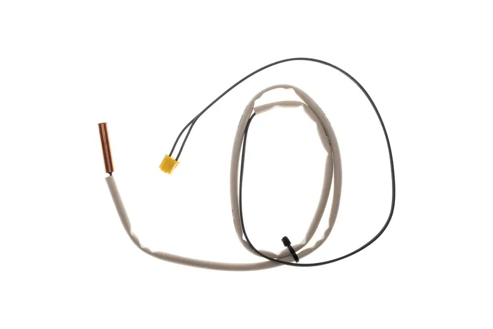 Kabel mit einem Kupferende und einem gelben Anschluss, typischerweise verwendet in Brötje-Kompressoren für die Verbindung von elektrischen Komponenten.