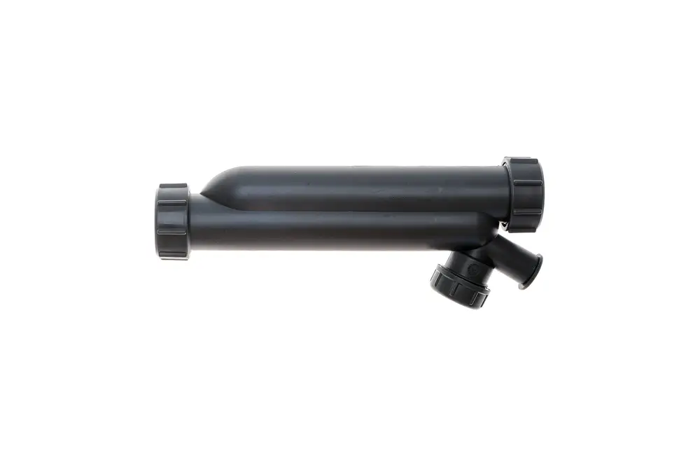 Siphon in schwarz mit zwei Anschlussrohren, einem geraden und einem abgewinkelten, mit gefrästen Rändern, hergestellt von Brötje.