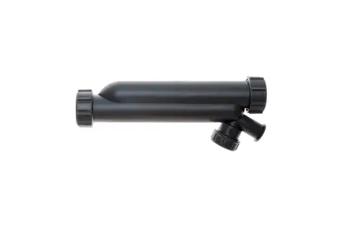 Siphon in schwarz mit zwei Anschlussrohren, einem geraden und einem abgewinkelten, mit gefrästen Rändern, hergestellt von Brötje.