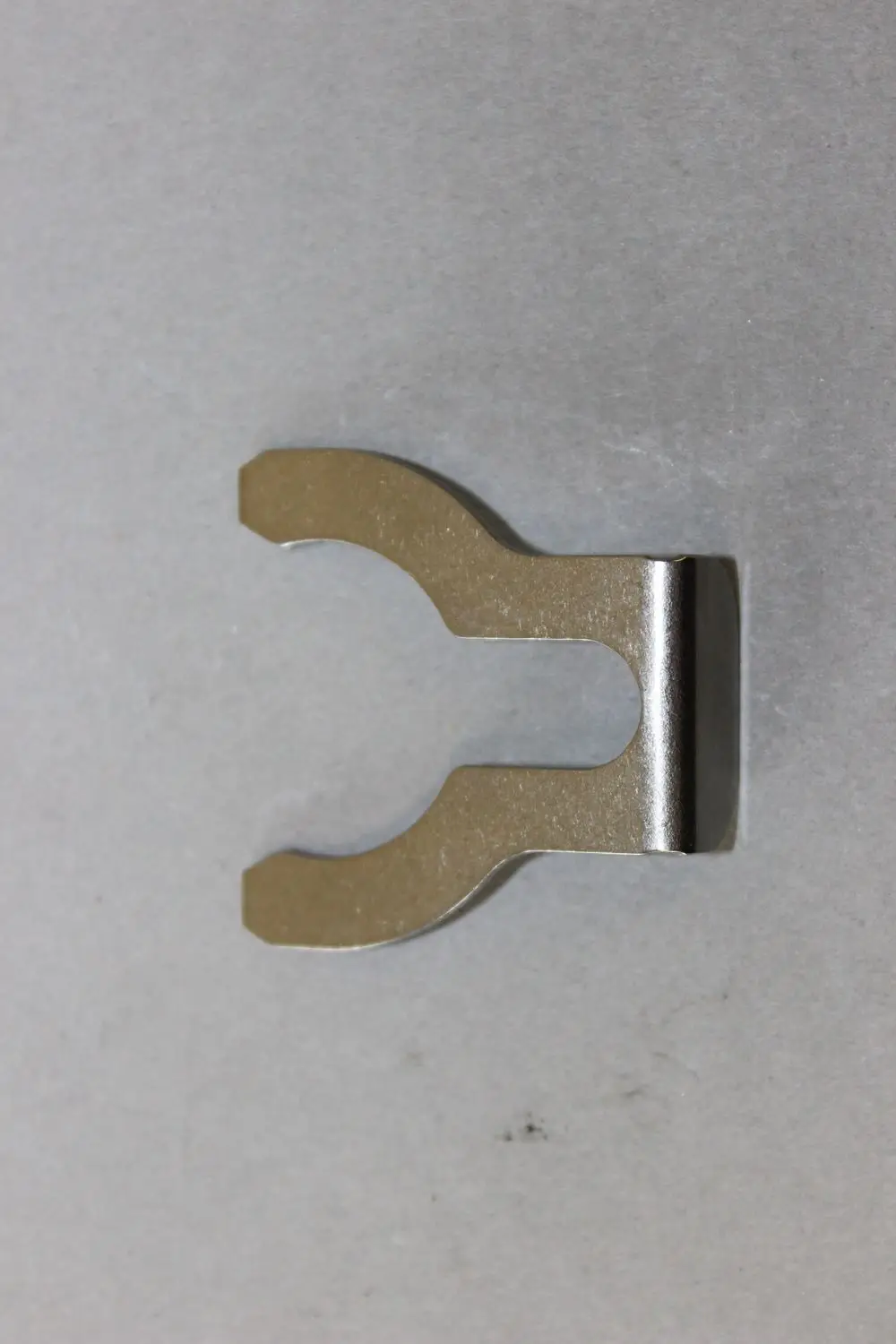 Klammer aus Metall mit einer U-Form, verwendet in Heizsystemen. Brötje Produkt, um Komponenten zu fixieren oder zu stabilisieren.