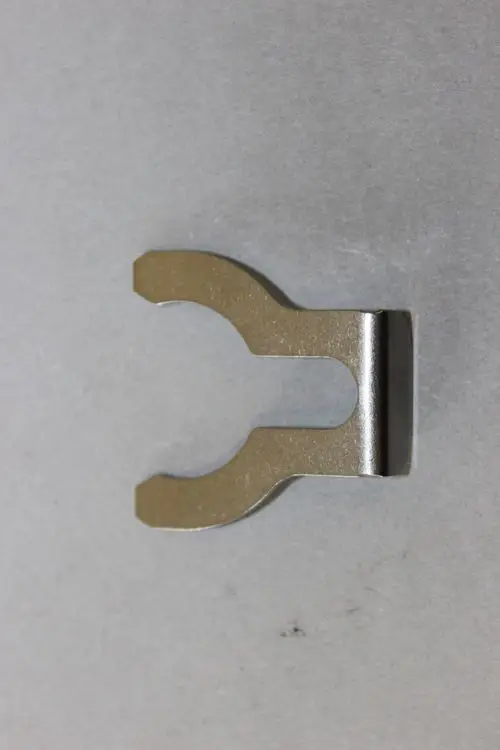 Klammer aus Metall mit einer U-Form, verwendet in Heizsystemen. Brötje Produkt, um Komponenten zu fixieren oder zu stabilisieren.