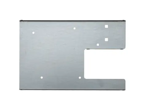 Metallisches Halteblech von Brötje, rechteckige Form mit mehreren Aussparungen und Bohrungen, auf hellen Hintergrund abgebildet.