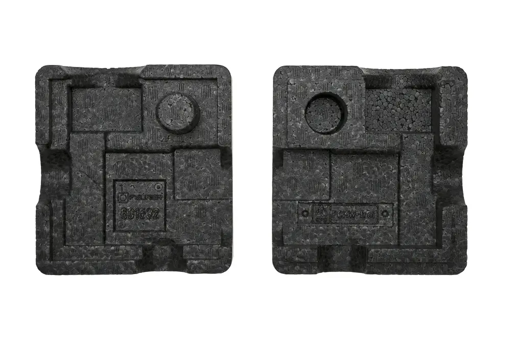 Zwei schwarze Isolierplatten von Brötje mit unterschiedlichen Mustern und Aussparungen, angezeigt aus einer leicht schrägen Perspektive.