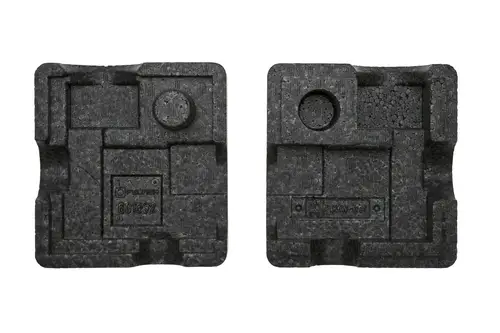 Zwei schwarze Isolierplatten von Brötje mit unterschiedlichen Mustern und Aussparungen, angezeigt aus einer leicht schrägen Perspektive.