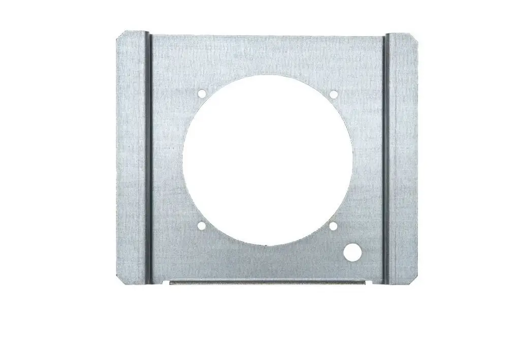 Metallisches Halteblech für Ölfilter mit kreisförmigem Ausschnitt und mehreren Befestigungslöchern, verwendet beispielsweise bei Brötje Heizsystemen.