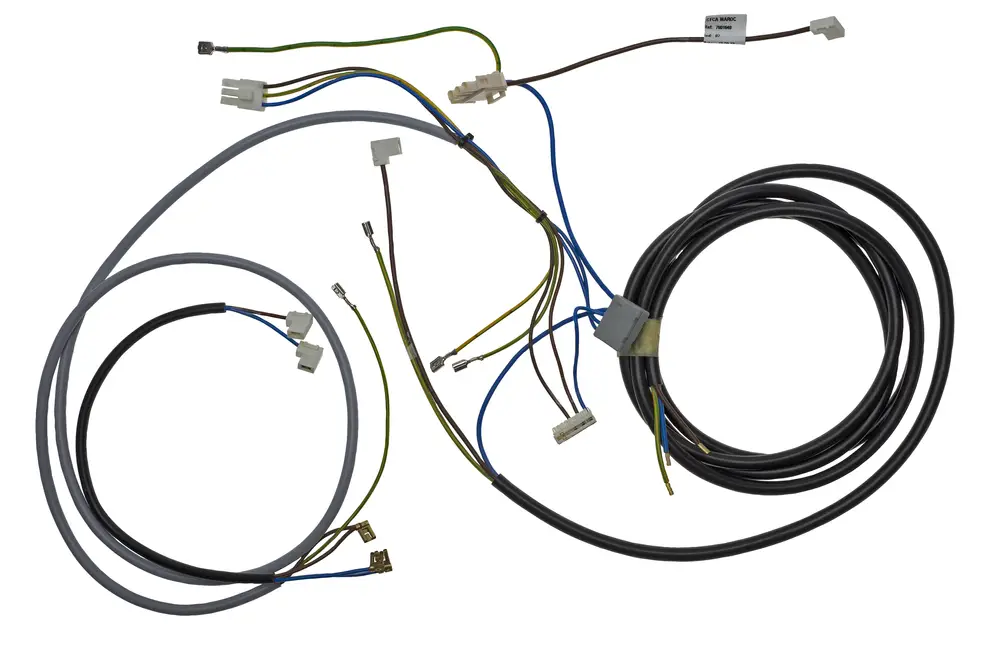 Kabelbaum von Brötje mit mehreren elektrischen Leitungen und Steckverbindern, angeordnet in zwei separaten Gruppen. Geeignet für die Verbindung in Heizsystemen.