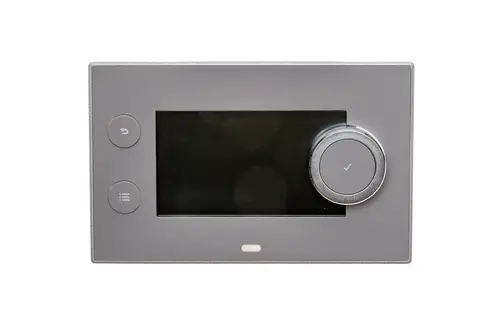 Bedienelement von Brötje mit einem Touchscreen und mehreren Tasten, darunter eine Rücktaste und ein Auswahlrad auf der rechten Seite, auf einem neutralen Hintergrund.