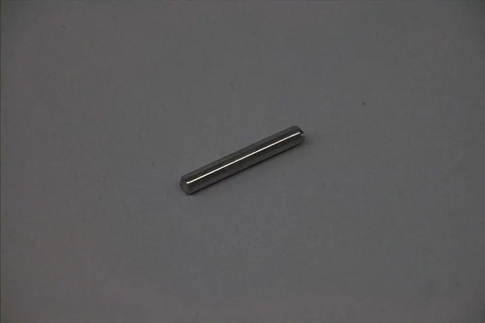 Brötje Metallstift in schlanker, zylindrischer Form auf einer neutralen Fläche. Stahloberfläche, gleichmäßige Länge und schmale Durchmesser klar erkennbar.