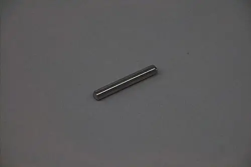Brötje Metallstift in schlanker, zylindrischer Form auf einer neutralen Fläche. Stahloberfläche, gleichmäßige Länge und schmale Durchmesser klar erkennbar.
