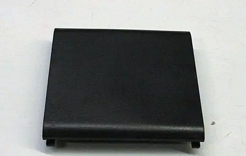 Schwarze Blende von Brötje, flach und rechteckig, ohne sichtbare Beschriftungen oder Öffnungen, auf einem hellen Untergrund platziert.