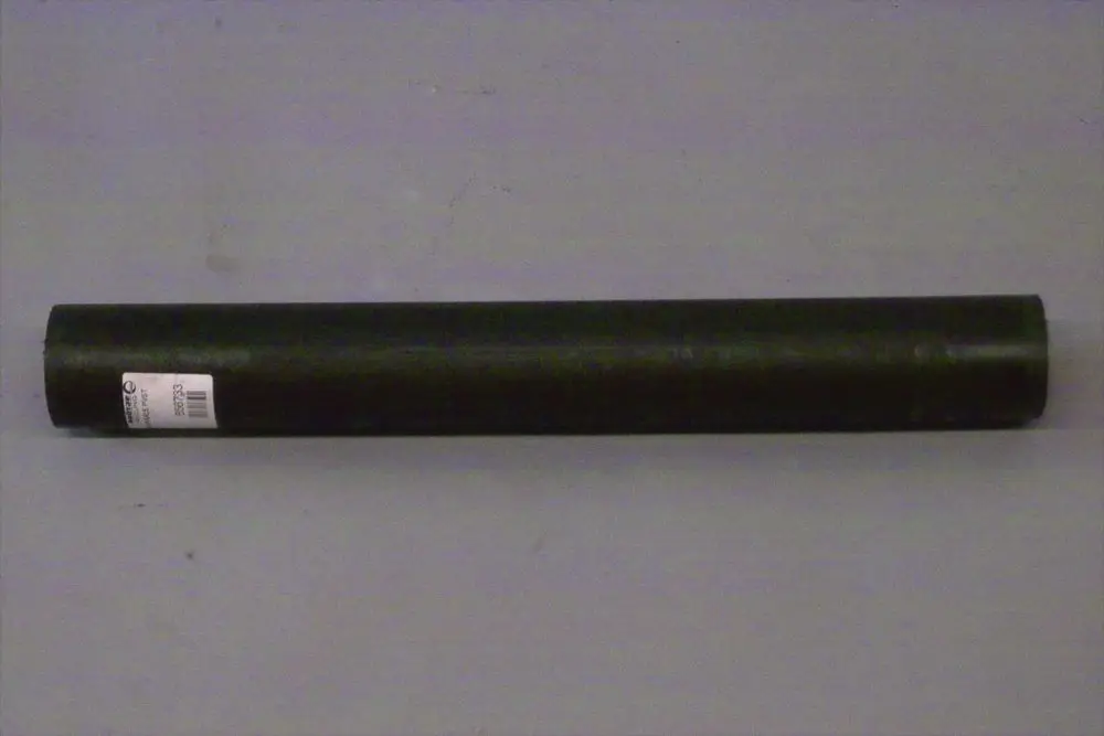 Schwarzes, zylindrisches Rohr von Brötje auf grauem Untergrund, mit einem Aufkleber auf der Seite, der Produktinformationen enthält.