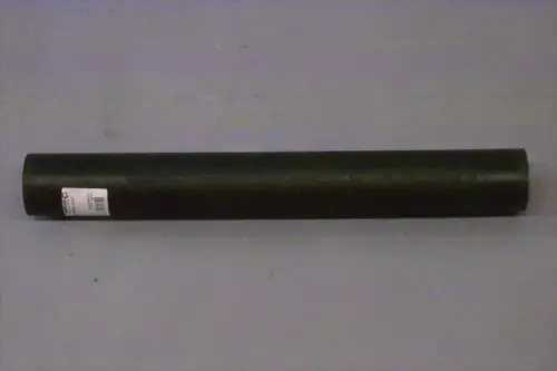 Schwarzes, zylindrisches Rohr von Brötje auf grauem Untergrund, mit einem Aufkleber auf der Seite, der Produktinformationen enthält.
