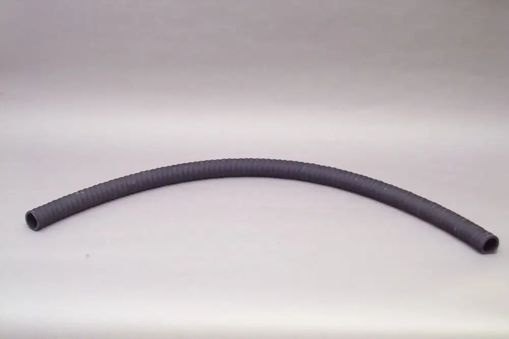 Gummischlauch mit Stahlspirale in gebogener Form, hergestellt von Brötje. Der Schlauch zeigt eine gerippte Oberfläche.
