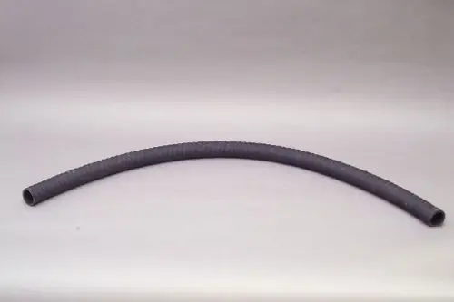 Gummischlauch mit Stahlspirale in gebogener Form, hergestellt von Brötje. Der Schlauch zeigt eine gerippte Oberfläche.